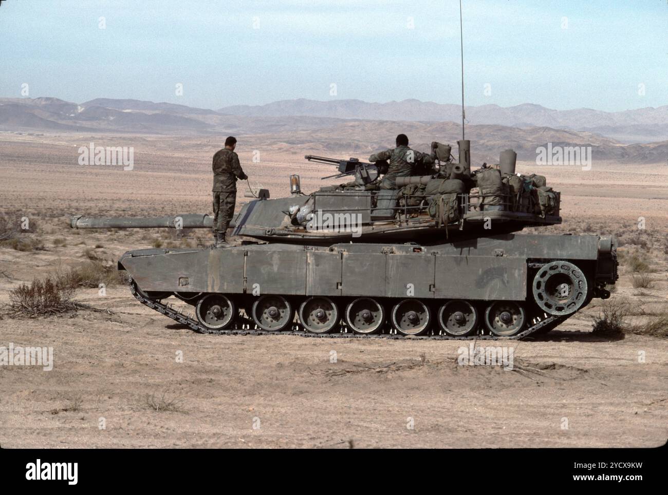 Fort Irwin, CA. USA. Mai 1991. Das Fort Irwin National Training Center (Fort Irwin NTC) ist ein wichtiges Trainingsgebiet für das US-Militär in der Mojave-Wüste im Norden des San Bernardino County, Kalifornien. Fort Irwin liegt auf einer durchschnittlichen Höhe von 2.454 ft (748 m) und liegt 37 mi (60 km) nordöstlich von Barstow in den Calico Mountains. Das National Training Center ist Teil des US Army Forces Command (FORSCOM). Die gegnerische Streitmacht im National Training Center ist das 11. Gepanzerte Kavallerie-Regiment, die Blackhorse Cavalry, die auf der Basis stationiert sind, um eine gegnerische Streitmacht zu bilden Stockfoto