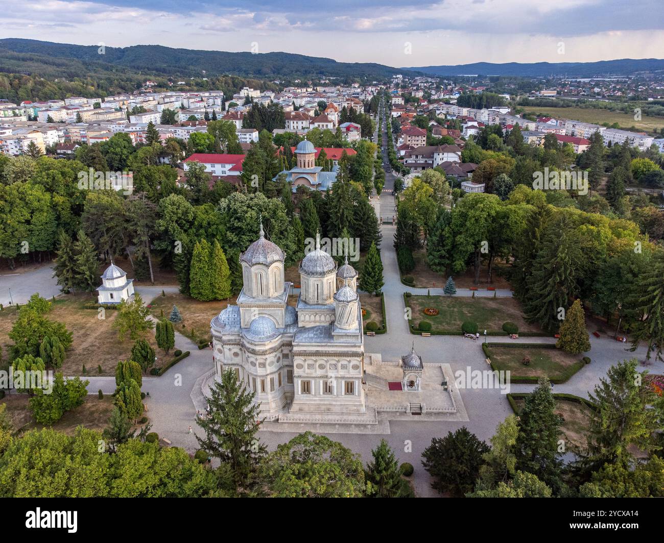 Drohnenansicht von Curtea de Arges mit Ihrem Kloster, Rumänien Stockfoto