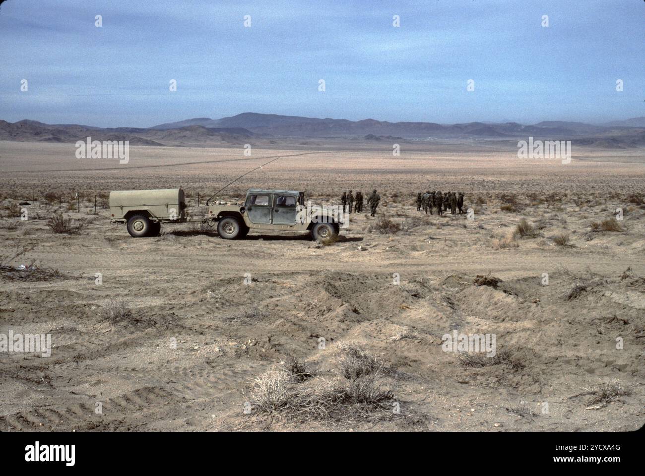 Fort Irwin, CA. USA. Mai 1991. Das Fort Irwin National Training Center (Fort Irwin NTC) ist ein wichtiges Trainingsgebiet für das US-Militär in der Mojave-Wüste im Norden des San Bernardino County, Kalifornien. Fort Irwin liegt auf einer durchschnittlichen Höhe von 2.454 ft (748 m) und liegt 37 mi (60 km) nordöstlich von Barstow in den Calico Mountains. Das National Training Center ist Teil des US Army Forces Command (FORSCOM). Die gegnerische Streitmacht im National Training Center ist das 11. Gepanzerte Kavallerie-Regiment, die Blackhorse Cavalry, die auf der Basis stationiert sind, um eine gegnerische Streitmacht zu bilden Stockfoto