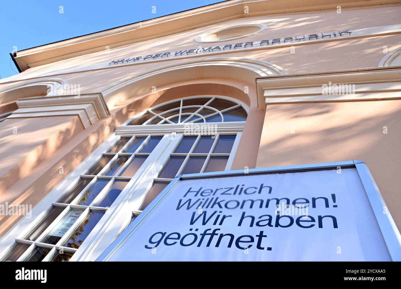 Weimar, Deutschland. Oktober 2024. Das Haus der Weimarer Republik. Ab 25. Oktober die Ausstellung „Gewalt gegen Weimar. Reißversuche der frühen republik 1918-1923'. Die Gründung der Weimarer Republik im Jahr 1918/19 wurde von gewaltsamen Auseinandersetzungen begleitet. Gewalt war vor 100 Jahren ein integraler Bestandteil von Politik und Gesellschaft. Diese und auch die temporäre Stabilisierung der ersten Demokratie wird in der Sonderausstellung vom 25. Oktober 2024 bis 9. März 2025 im Haus der Weimarer Republik - Forum für Demokratie vorgestellt. Quelle: Martin Schutt/dpa/Alamy Live News Stockfoto