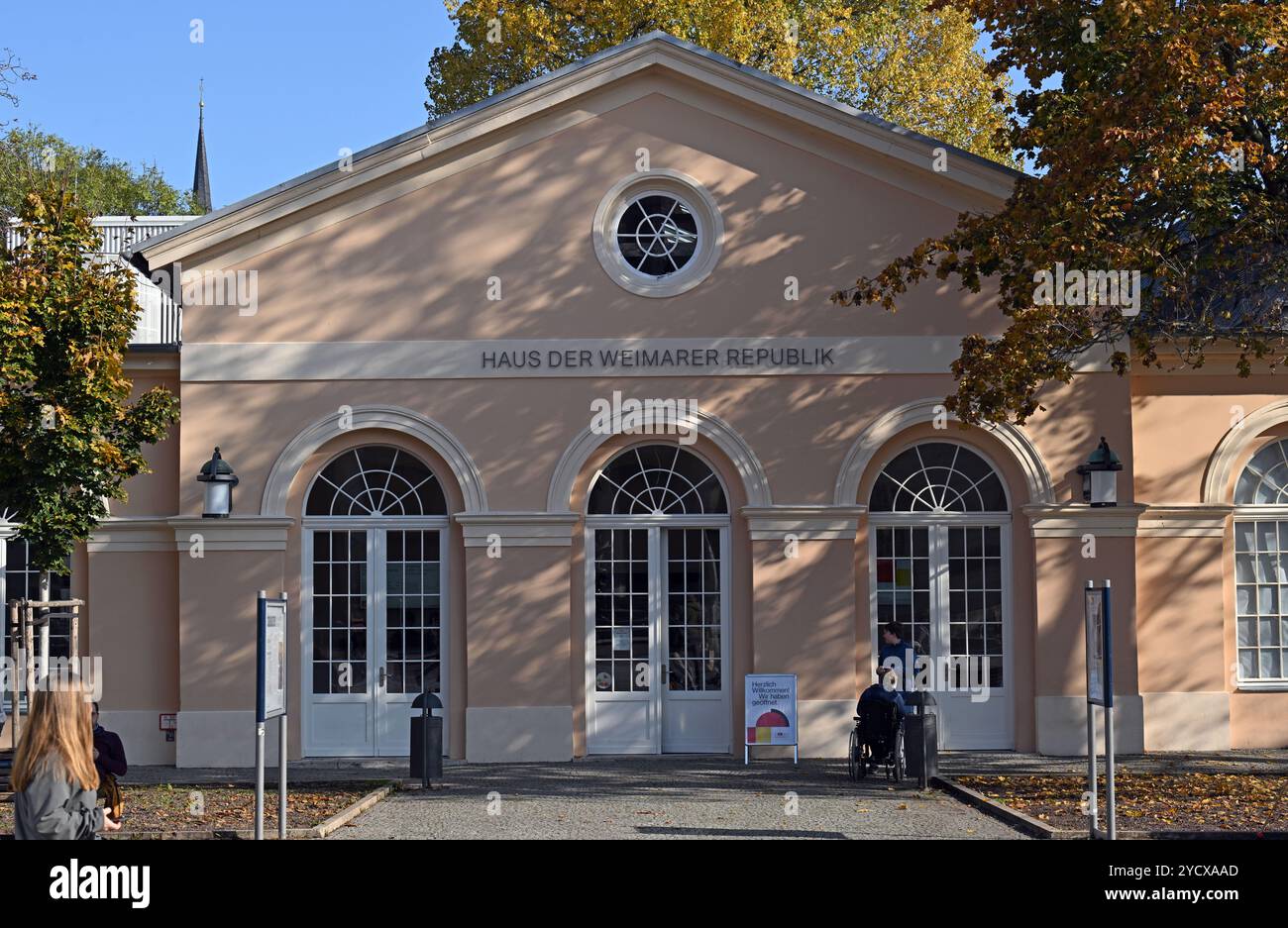 Weimar, Deutschland. Oktober 2024. Das Haus der Weimarer Republik. Ab 25. Oktober die Ausstellung „Gewalt gegen Weimar. Reißversuche der frühen republik 1918-1923'. Die Gründung der Weimarer Republik im Jahr 1918/19 wurde von gewaltsamen Auseinandersetzungen begleitet. Gewalt war vor 100 Jahren ein integraler Bestandteil von Politik und Gesellschaft. Diese und auch die temporäre Stabilisierung der ersten Demokratie wird in der Sonderausstellung vom 25. Oktober 2024 bis 9. März 2025 im Haus der Weimarer Republik - Forum für Demokratie vorgestellt. Quelle: Martin Schutt/dpa/Alamy Live News Stockfoto