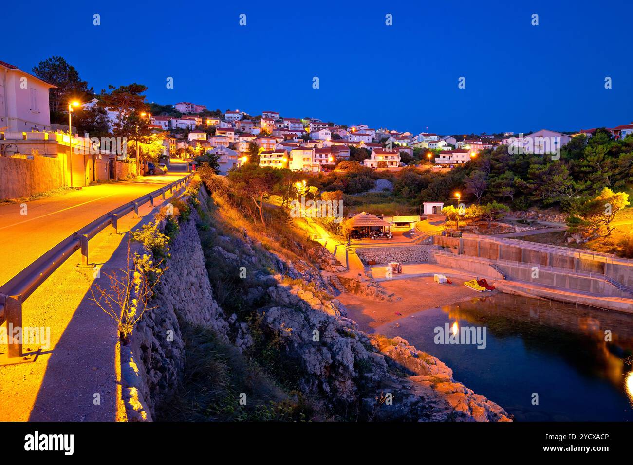 Blick auf den Strand von Vrbnik und das Wasser am Abend Stockfoto