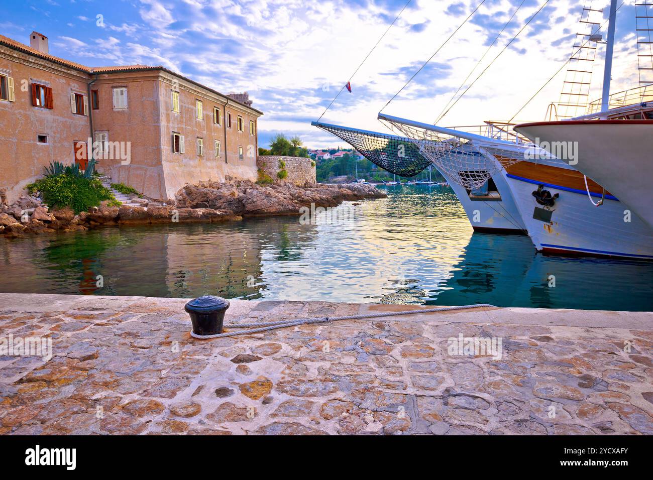 Historische Inselstadt Krk Mauern und Blick auf das Ufer am Morgen Stockfoto