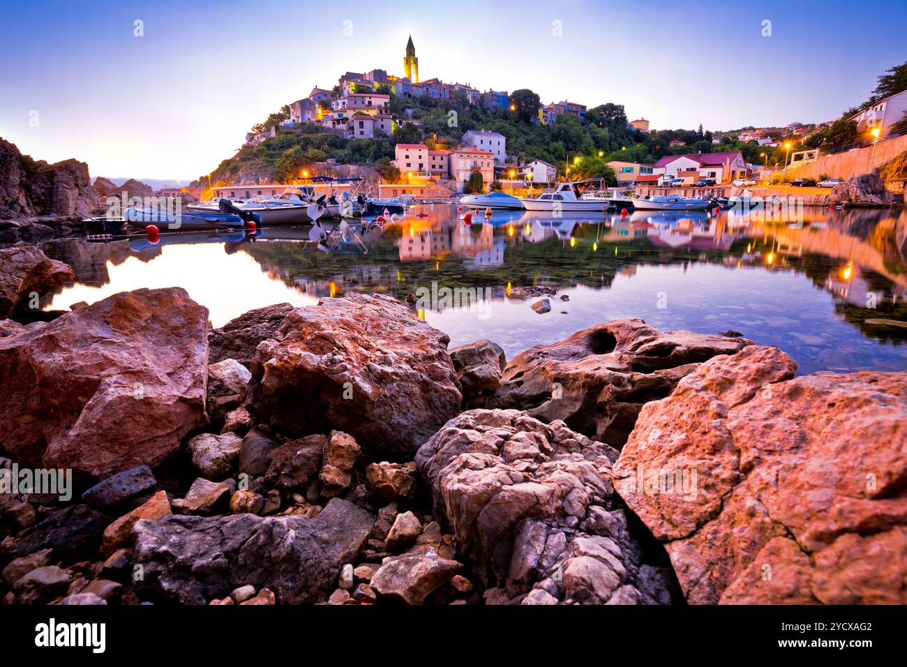 Stadt Vrbnik Hafenblick Morgenglut Stockfoto