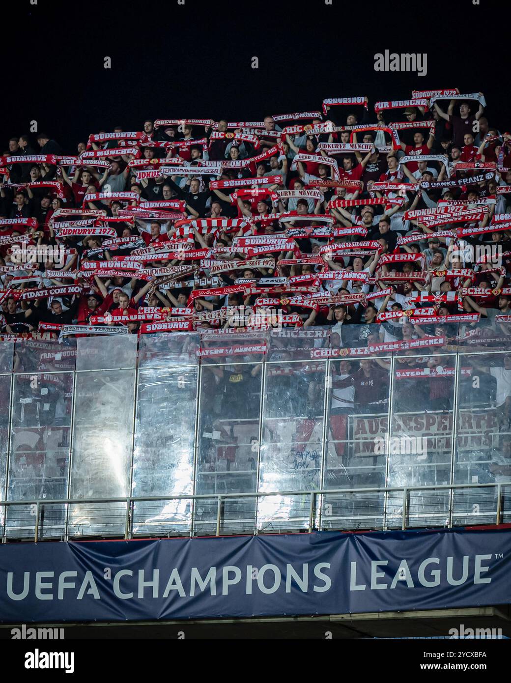 Barcelona, Spanien. Oktober 2024. Die Fans des FC Bayern München sind bei einem Spiel der UEFA Champions League zwischen dem FC Barcelona und dem FC Bayern München bei Estadi Olimpic Lluís Companys zu sehen. Endergebnis: FC Barcelona 4 - Bayern München 1. Quelle: SOPA Images Limited/Alamy Live News Stockfoto