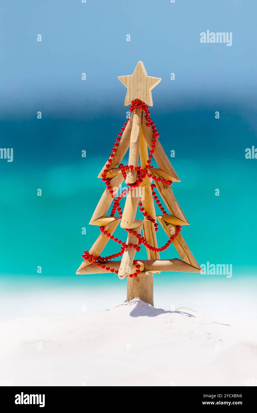 Weihnachten im Sommer - Treibholz-Weihnachtsbaum am Strand Stockfoto