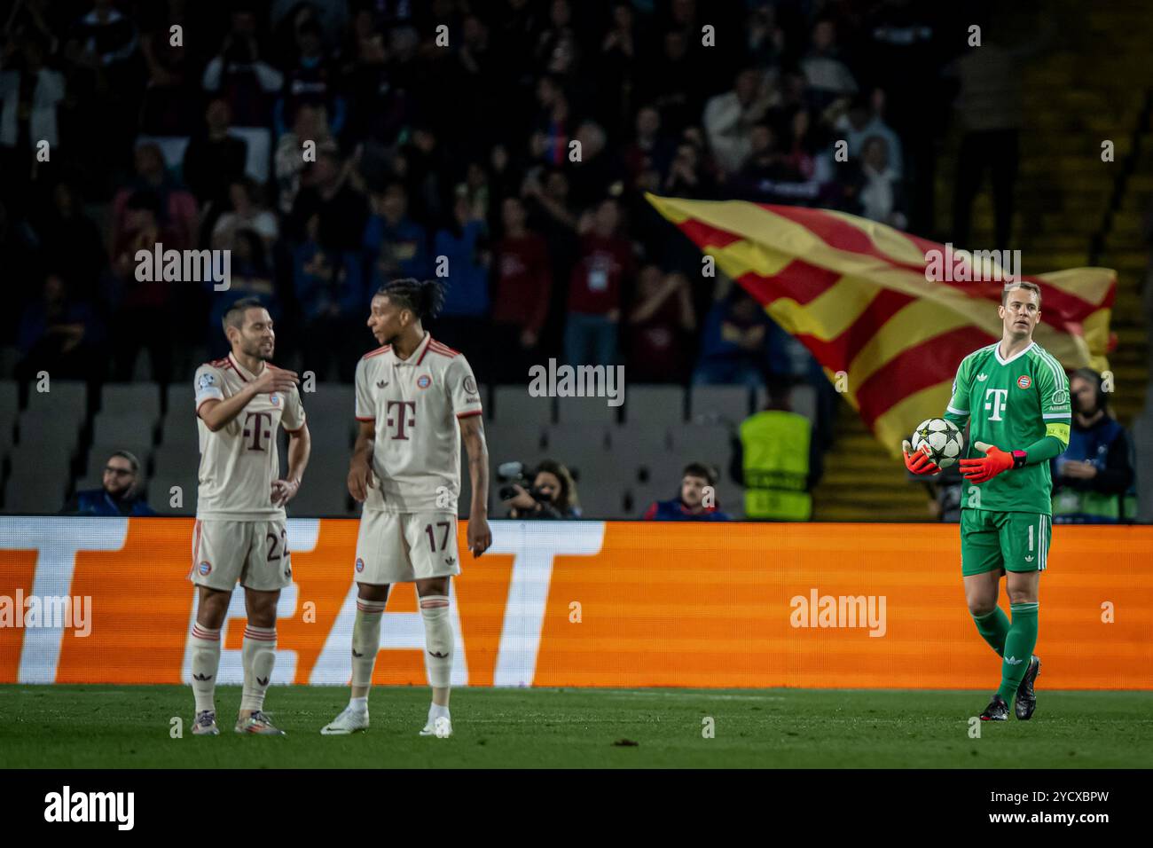 Torhüter Manuel neuer (FC Bayern München) bei einem Spiel der UEFA Champions League zwischen FC Barcelona und Bayern München bei Estadi Olimpic Lluís Companys. Endergebnis: FC Barcelona 4 - Bayern München 1. (Foto: Felipe Mondino / SOPA Images/SIPA USA) Stockfoto