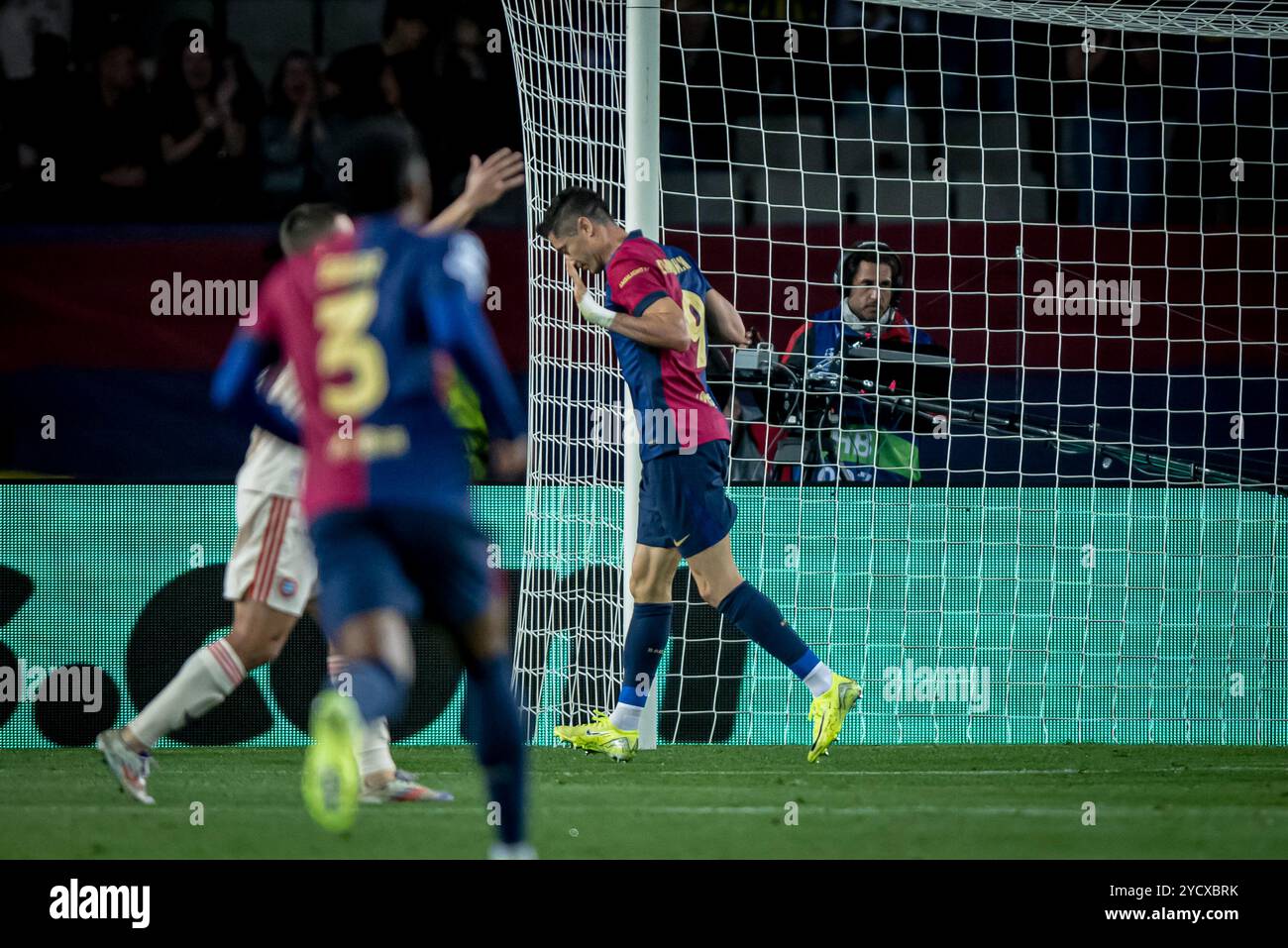 Robert Lewandowski (FC Barcelona) trifft bei einem Spiel der UEFA Champions League zwischen dem FC Barcelona und dem Bayern München bei Estadi Olimpic Lluís Companys. Endergebnis: FC Barcelona 4 - Bayern München 1. (Foto: Felipe Mondino / SOPA Images/SIPA USA) Stockfoto