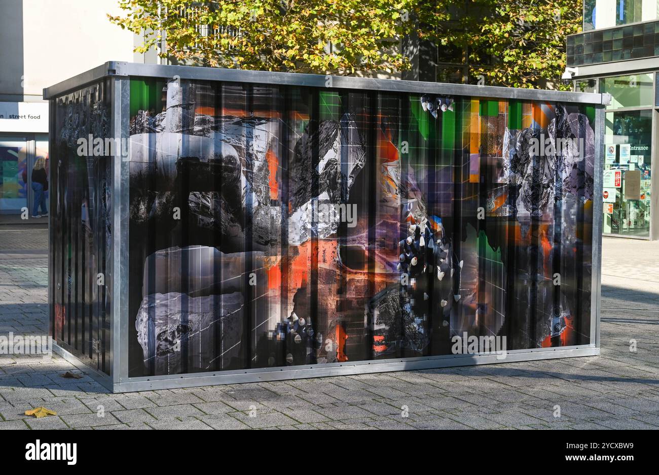 Brighton UK 24 Oktober 2024 - Eröffnung der Containerinstallation ÔVariationsÕ durch Felicity Hammond auf dem PhotoWorks Weekender am Jubilee Square Brighton heute bis Sonntag . Die sich weiterentwickelnde Installation untersucht die Beziehung zwischen geologischem Bergbau und Data Mining sowie Bilderstellung und maschinellem Lernen und wird andere Orte in ganz Großbritannien besuchen. Credit Simon Dack / Alamy Live News Stockfoto