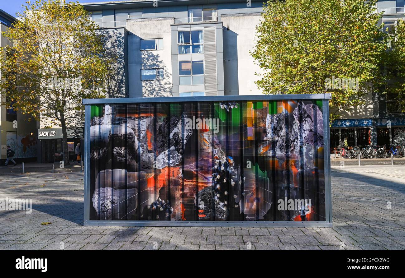 Brighton UK 24 Oktober 2024 - Eröffnung der Containerinstallation ÔVariationsÕ durch Felicity Hammond auf dem PhotoWorks Weekender am Jubilee Square Brighton heute bis Sonntag . Die sich weiterentwickelnde Installation untersucht die Beziehung zwischen geologischem Bergbau und Data Mining sowie Bilderstellung und maschinellem Lernen und wird andere Orte in ganz Großbritannien besuchen. Credit Simon Dack / Alamy Live News Stockfoto