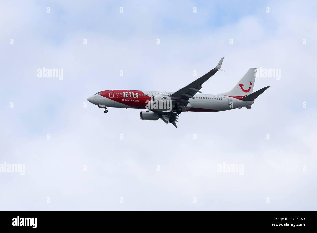 29.09.2024, Hannover, Niedersachsen, Deutschland - Boeing 737 der TUIfly. Airline, Aussen, Aussenaufnahme, Boeing, Boeing 737, D-ATUZ, deutsch, Deutschland, Europa, europaeisch, Ferien, Fernreise, Fliegen, Flieger, Flug, Flugbetrieb, Fluggesellschaft, Fluglinie, Flugreise, Flugtechnik, Flugverkehr, Flugzeug, Hannover, Himmel, in der Luft, Jet, Landeanflug, Luftfahrt, Luftfahrtgesellschaft, Luftfahrtunternehmen, Luftverkehr, Niedersachsen, niemand, Passagierflugzeug, Passagiermaschine, QF, Querformat, Reise, Reiseformular, Riu, Sinkflug, Tourismus, Verkehr, TUI, TUIfly, Urlaub, Verkehr, Verkehrsflugzeug, Stockfoto