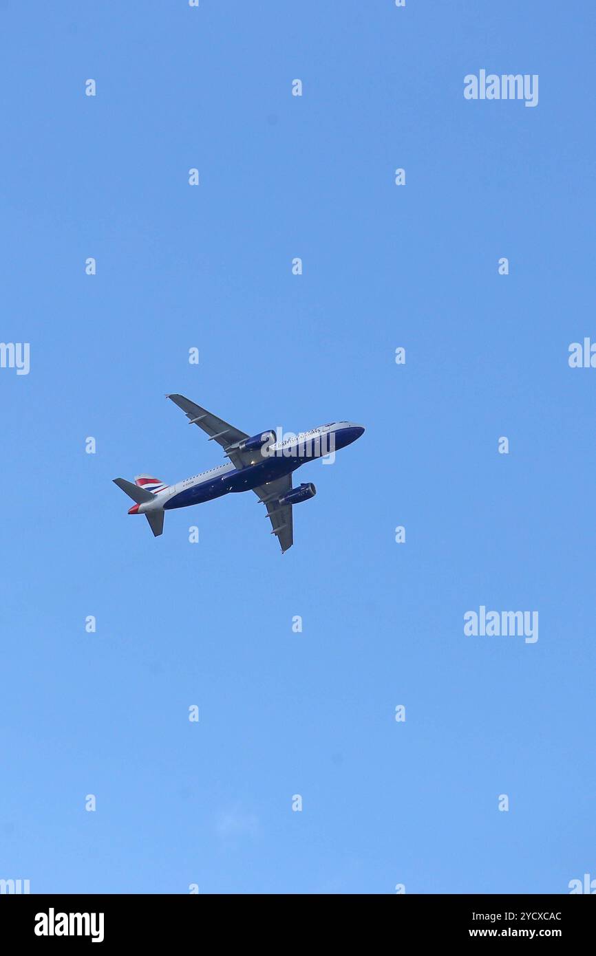 29.09.2024, Hannover, Niedersachsen, Deutschland - Airbus A320 der British Airways. A320, Airbus, Airline, aufwaerts, aussen, Aussenaufnahme, britisch, British Airways, deutsch, Deutschland, englisch, Europa, europaeisch, Fernreise, Fliegen, Flieger, Flug, Flugbetrieb, Fluggesellschaft, Fluglinie, Flugreise, Flugtechnik, Flugverkehr, Flugzeug, G-EUUM, Hannover, HF, Hochformat, in der Luft, Jet, Luftfahrt, Luftfahrtgesellschaft, Luftfahrtunternehmen, Luftverkehr, nach oben, Niedersachsen, Passagierflugzeug, Passagiermaschine, Reise, Steigflug, Tourismus, Verkehr, Verkehr, Verkehrsflugzeug, Verkehrsma Stockfoto