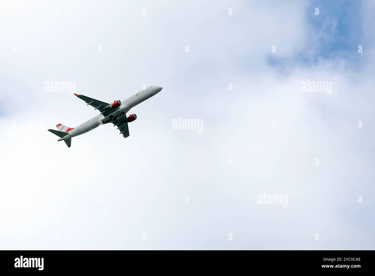 29.09.2024, Hannover, Niedersachsen, Deutschland - Embraer E195LR der Austrian Airlines. Airline, aufwaerts, aussen, Aussenaufnahme, Österreich, Austrian Airlines, Deutsch, Deutschland, Embraer, Embraer E195LR, Europa, europaeisch, Fliegen, Flieger, Flug, Fluggesellschaft, Fluglinie, Flugreise, Flugverkehr, Flugzeug, Freisteller, Hannover, in der Luft, Jet, Luftfahrtgesellschaft, Luftfahrtunternehmen, Luftverkehr, nach oben, Niedersachsen, OE-LWB, oesterreichisch, Passagierflugzeug, Passagiermaschine, QF, Querformat, Steigflug, Tourismus, Transport, Urlaub, Verkehr, Verkehrsflugzeug, Verkehrsmaschine, V Stockfoto
