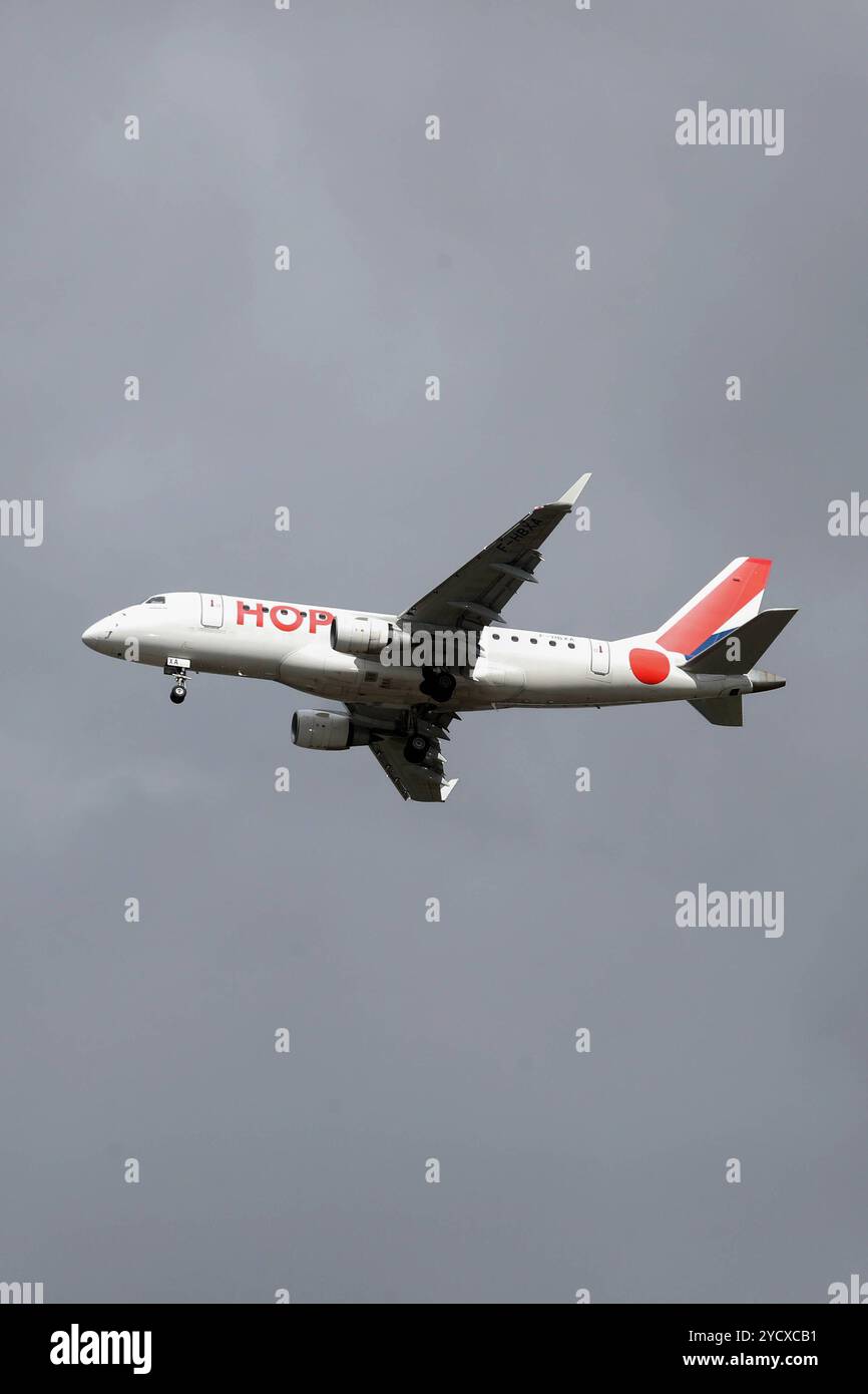 29.09.2024, Hannover, Niedersachsen, Deutschland - Embraer ERJ-170STD der Air France Hop. Air France, Air France Hop, Airline, Aussen, Aussenaufnahme, deutsch, Deutschland, Embraer, Embraer ERJ-170STD, Europa, europaeisch, F-HBXA, Fliegen, Flieger, Flug, Fluggesellschaft, Fluglinie, Flugreise, Flugverkehr, Flugzeug, Franzoesisch, Freisteller, Hannover, HF, Hochformat, in der Luft, Jet, Landeanflug, Luftfahrtgesellschaft, Luftfahrtunternehmen, Luftverkehr, Niedersachsen, Passagierflugzeug, Passagiermaschine, Sinkflug, Tourismus, Verkehr, Urlaub, Verkehr, Verkehrsflugzeug, Verkehrsmaschine, verreisen, Stockfoto