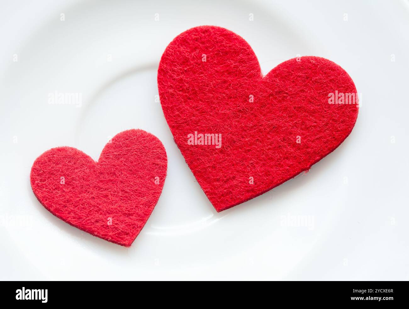 Rote Herzen auf eine Platte Nahaufnahme. Zum Valentinstag Stockfoto