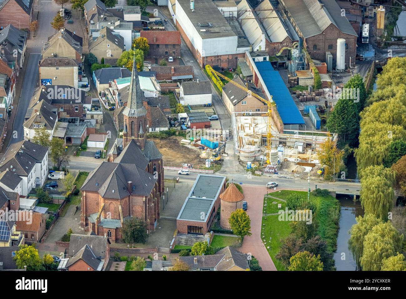 Luftbild, Kath. Kirche St. Bartholomäus, Baustelle für neues Feuerwehrhaus am Münsterdeich Ecke Bleichstraße, Isselburg, Niederrhein, Nordrhein-Westfalen, Deutschland ACHTUNGxMINDESTHONORARx60xEURO *** Stockfoto