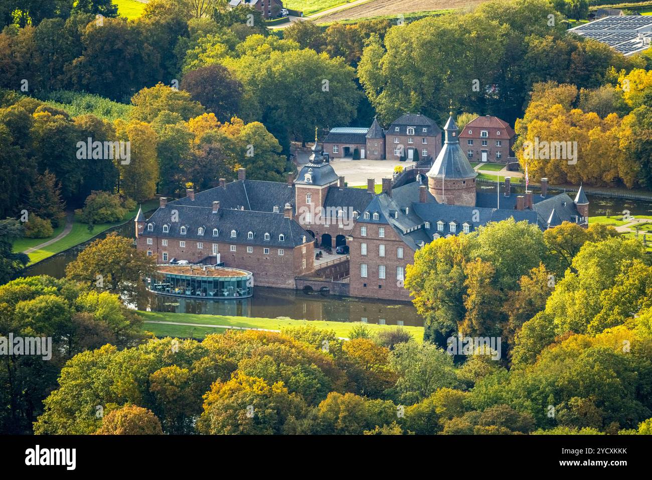 Luftbild, Schloss Wasserburg Anholt mit ovalem Restaurant Wasserpavillon, herbstliche Bäume, Anholt, Isselburg, Niederrhein, Nordrhein-Westfalen, Deutschland ACHTUNGxMINDESTHONORARx60xEURO *** Luftansicht, Schloss Wasserburg Anholt mit ovalem Restaurant Wasserpavillon, Herbstbäume, Anholt, Isselburg, Niederrhein, Nordrhein-Westfalen, Deutschland ATTENTIONxMINDESTHONORARx60xEURO Stockfoto