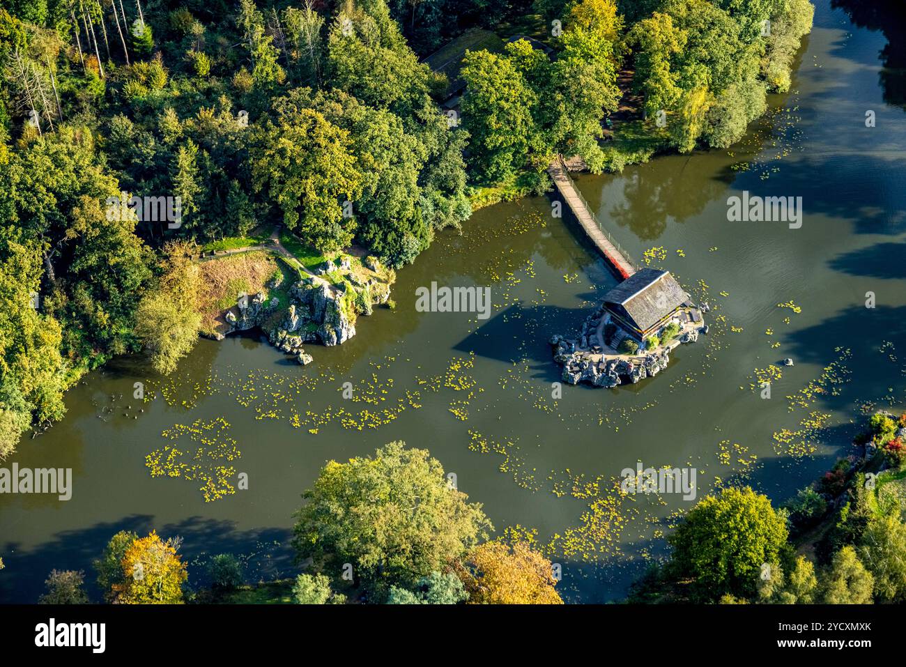 Luftbild, Schweizer Häuschen im Wasser mit Steg im Biotop Wildpark Anholter Schweiz, umgeben von herbstlichen Bäumen, Vehlingen, Isselburg, Niederrhein, Nordrhein-Westfalen, Deutschland ACHTUNGxMINDESTHONORARx60xEURO *** Luftansicht, Schweizer Ferienhaus im Wasser mit Fußgängerbrücke im Biotope Wildpark Anholter Schweiz, umgeben von herbstlichen Bäumen, Vehlingen, Isselburg, Niederrhein, Nordrhein-Westfalen, Deutschland ACHTUNGxMINDESTHONORARx60xEURO Stockfoto