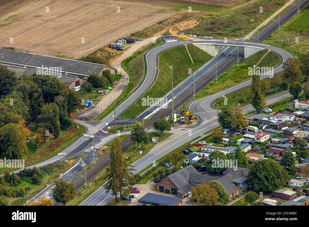 Luftbild, Ausbau der Betuweroute und Betuwe-Linie Eisenbahnstrecke, Baustelle und Neubau einer geschwungenen Straßenbrücke Weseler Straße und Reeser Straße über die Bahnlinie, Campingplatz Schulte-Hagenhof, Haldern, Rees, Nordrhein-Westfalen, Deutschland ACHTUNGxMINDESTHONORARx60xEURO *** Luftaufnahme, Verlängerung der Bahnstrecke Betuweroute und Betuwe Line, Baustelle und Neubau einer gekrümmten Straßenbrücke Weseler Straße und Reeser Straße über die Bahnstrecke, Campingplatz Schulte Hagenhof, Haldern, Rees, Nordrhein-Westfalen, Deutschland ATTENTIONxMINDESTHONORARx60xEURO Stockfoto