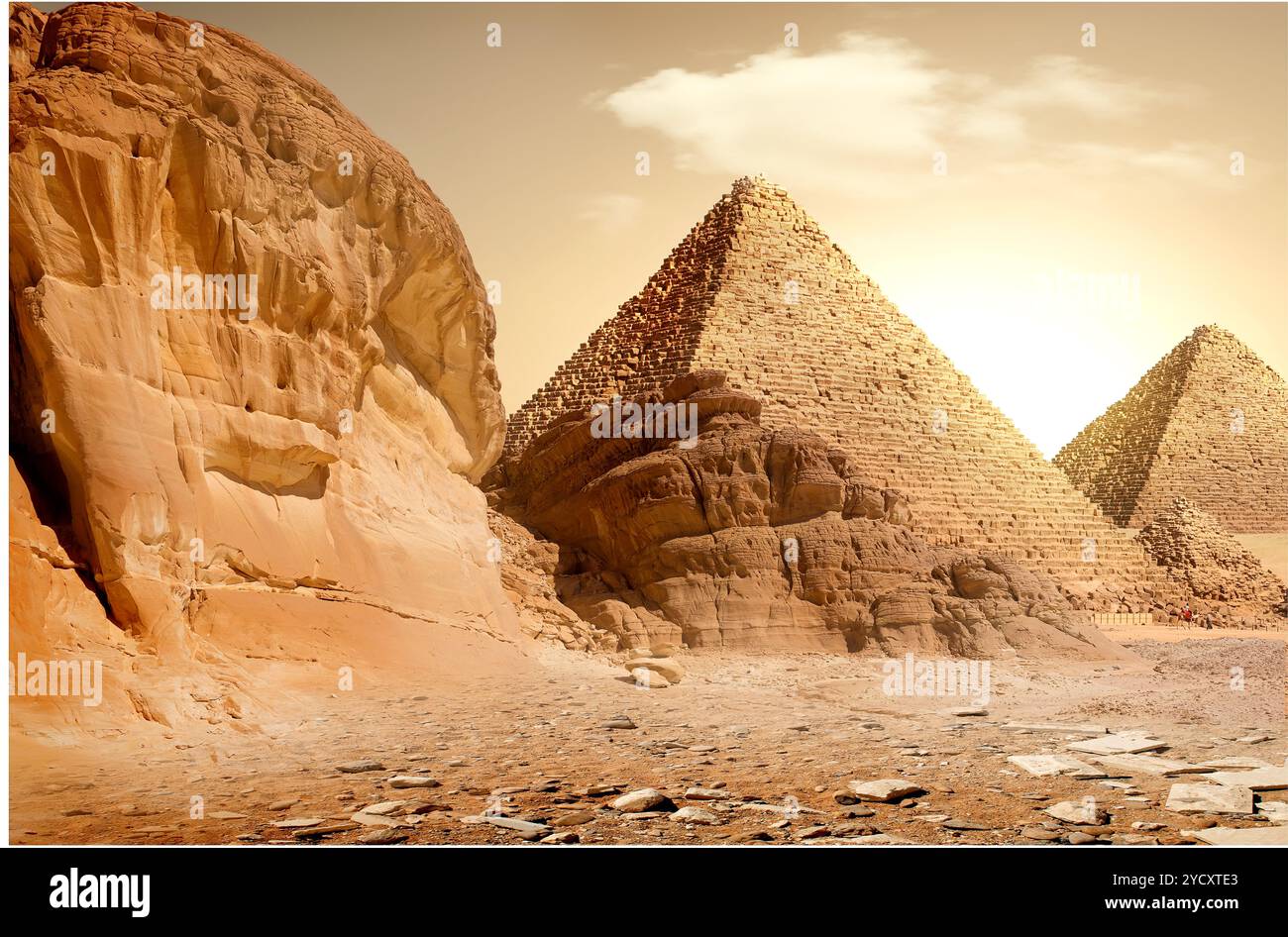 Pyramide und Berge Stockfoto
