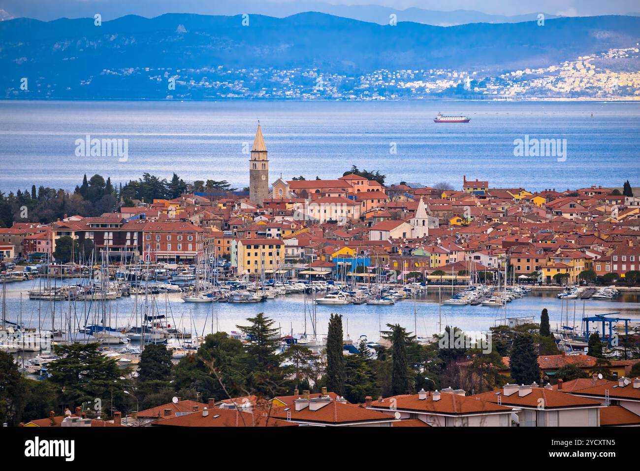 Stadt Izola Waterfront und bucht Luftbild Stockfoto