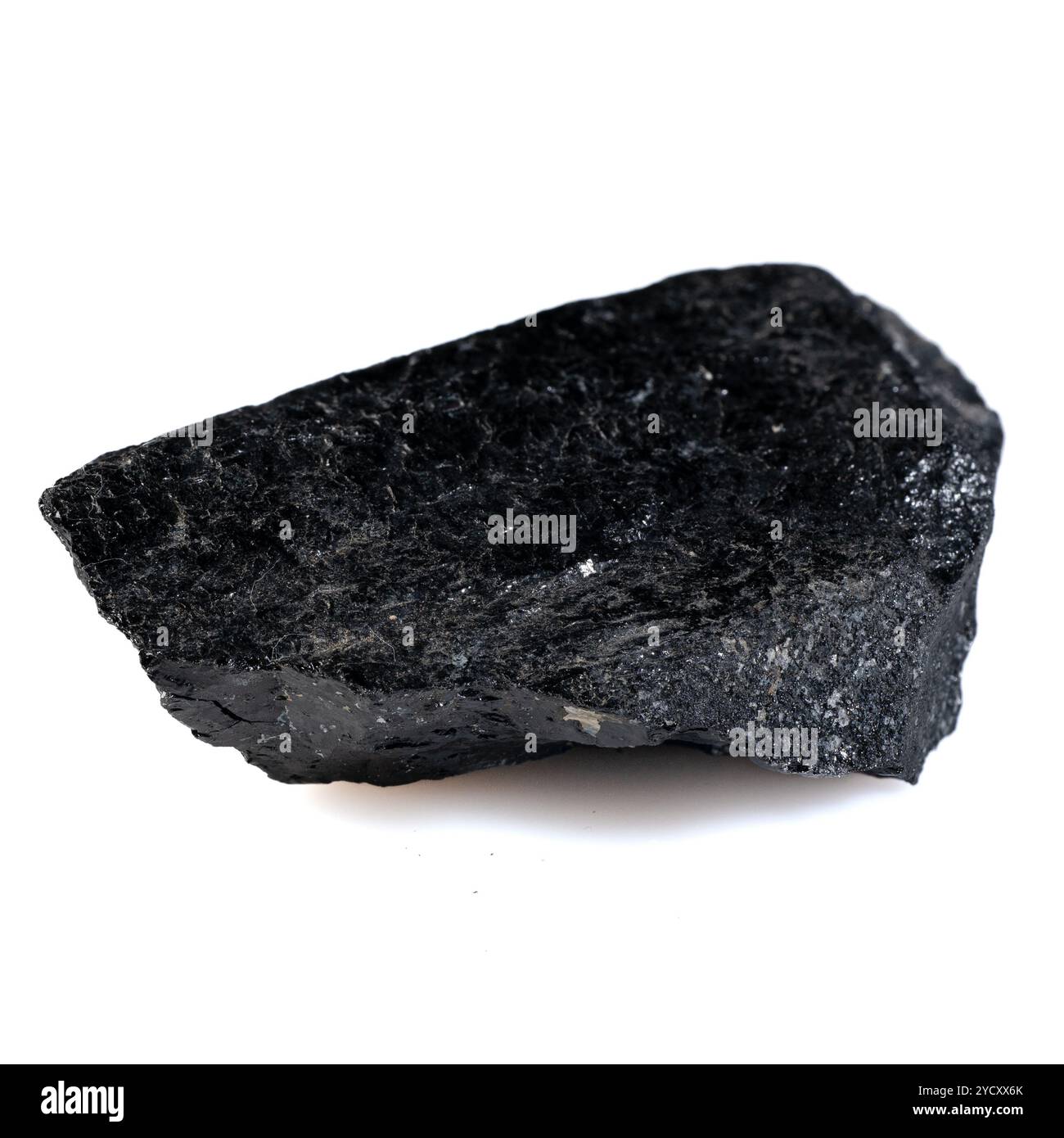 Natürlicher schwarzer Turmalinstein isoliert auf weißem Hintergrund. Stockfoto