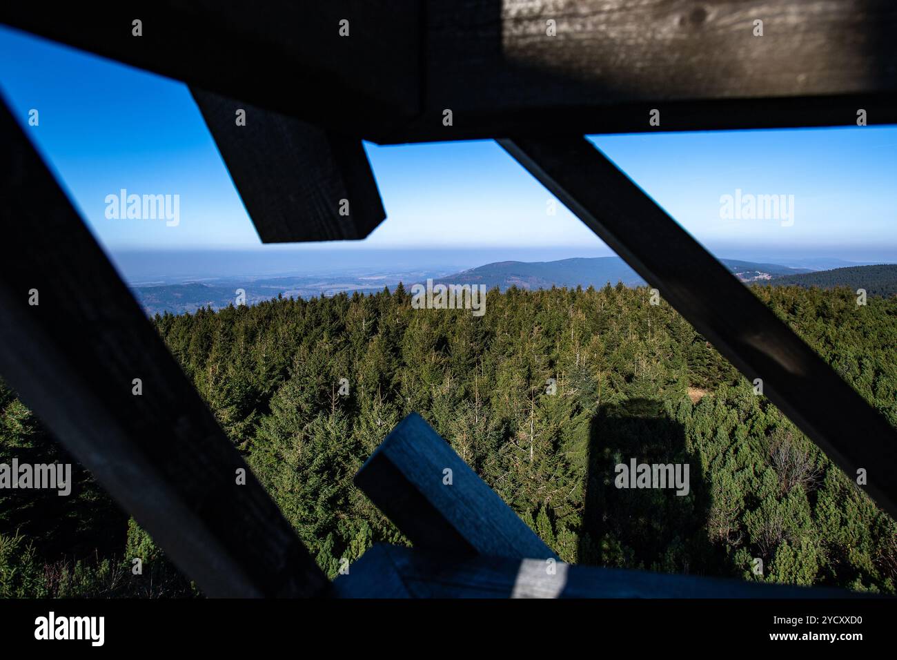 Der Aussichtsturm Velka Destna auf dem höchsten Gipfel des Orlicke-Gebirges 1115 liegt 3 km östlich von Destne im Orlicke-Gebirge, Tschechien, am 24. Oktober 2024. (CTK-Foto/David Tanecek) Stockfoto