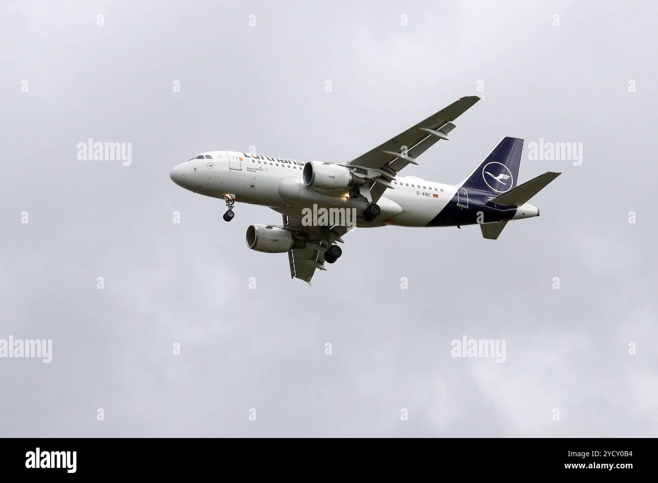 16.06.2024, Hannover, Niedersachsen, Deutschland - Airbus A319 der Lufthansa. A319, Airbus, Airbus A 319, Airline, aussen, Aussenaufnahme, D-AIBC, deutsch, Deutschland, Europa, europaeisch, Ferien, Fernreise, Fliegen, Flieger, Flug, Flugbetrieb, Fluggesellschaft, Fluglinie, Flugreise, Flugtechnik, Flugverkehr, Flugzeug, Hannover, in der Luft, Jet, Landeanflug, Luftfahrt, Luftfahrtgesellschaft, Luftfahrtunternehmen, Lufthansa, Luftverkehr, Niedersachsen, Passagierflugzeug, Passagiermaschine, QF, Querformat, Reise, Sinkflug, Tourismus, Transport, Urlaub, Verkehr, Verkehrsflugzeug, Verkehrsmaschine, verr Stockfoto