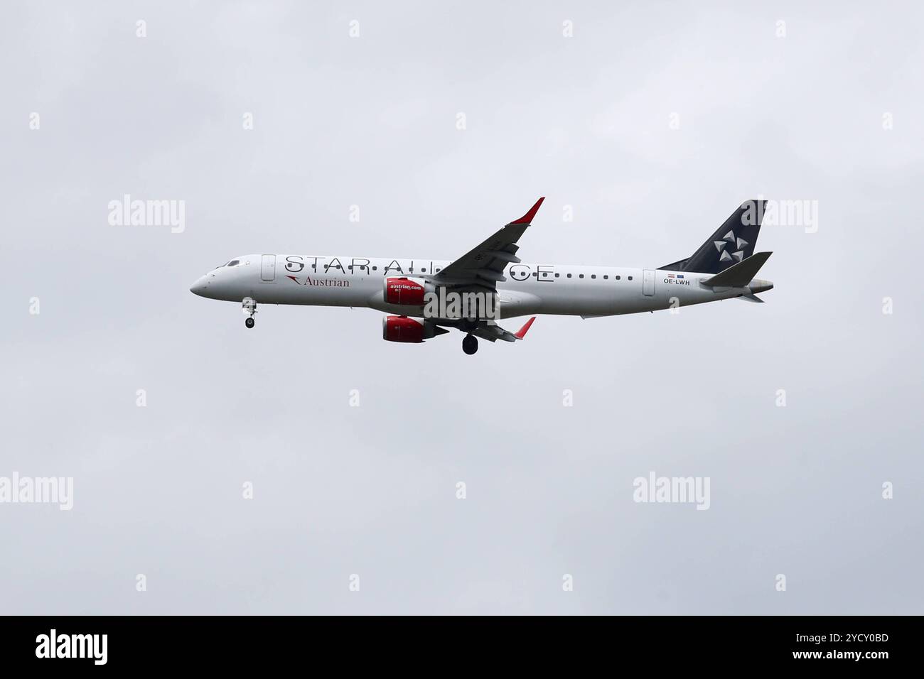 16.06.2024, Hannover, Niedersachsen, Deutschland - Embraer E195LR der Austrian Airlines. Abwaerts, Airline, Aussen, Aussenaufnahme, Österreich, Austrian Airlines, Deutsch, Deutschland, Embraer, Embraer E195LR, Europa, europaeisch, Fliegen, Flieger, Flug, Fluggesellschaft, Fluglinie, Flugreise, Flugverkehr, Flugzeug, Freisteller, Hannover, in der Luft, Jet, Landeanflug, Luftfahrtgesellschaft, Luftfahrtunternehmen, Luftverkehr, Niedersachsen, OE-LWH, oesterreichisch, Passagierflugzeug, Passagiermaschine, QF, Querformat, Sinkflug, Tourismus, Verkehr, Urlaub, Verkehr, Verkehrsflugzeug, Verkehrsmaschine, V Stockfoto