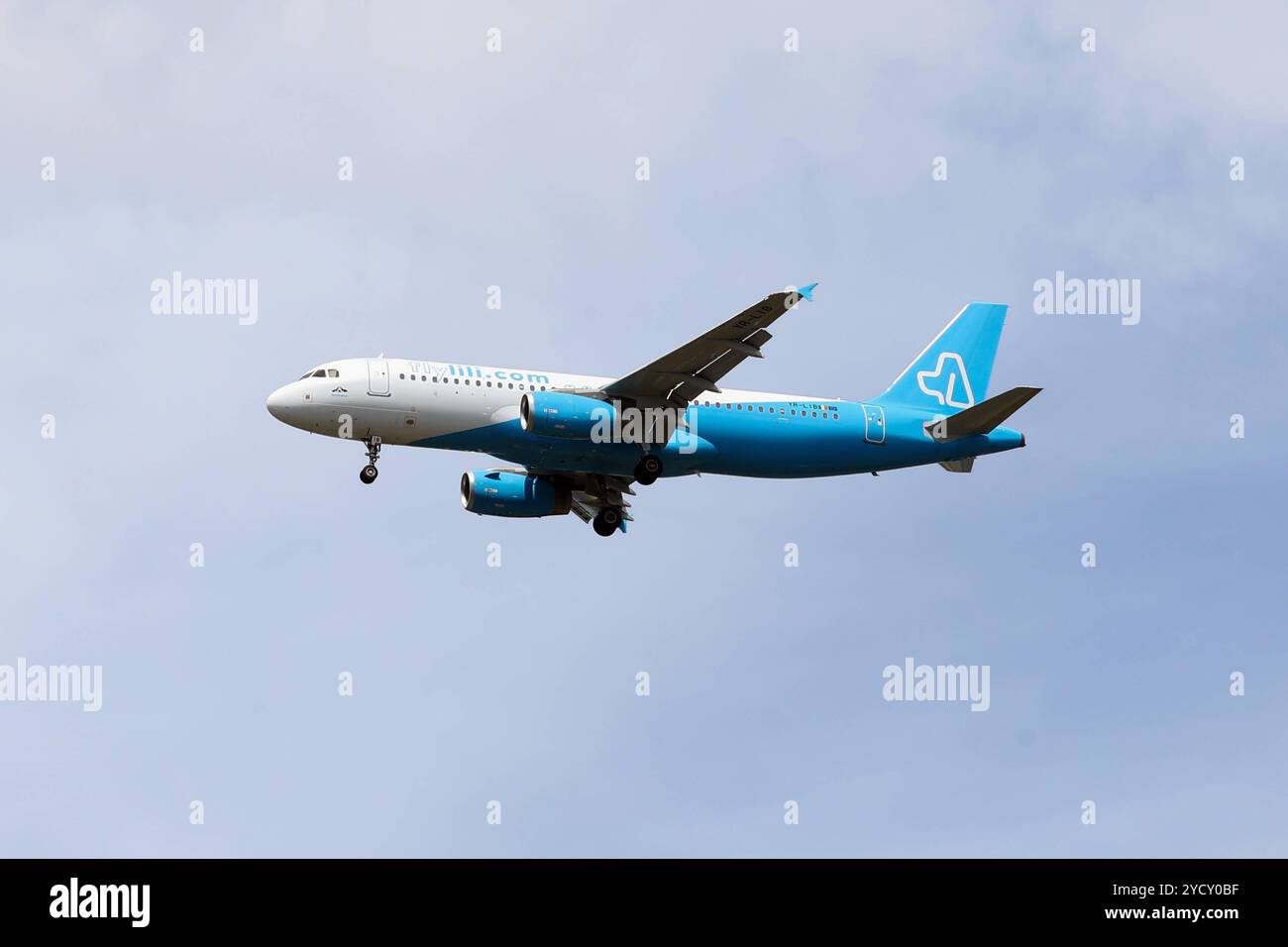 16.06.2024, Hannover, Niedersachsen, Deutschland - Airbus A320 der Fly Lili. A320, Air Lili, Airbus, Airbus A 320, Airlili, Airline, Aussen, Aussenaufnahme, belgisch, deutsch, Deutschland, Europa, europaeisch, Ferien, Fernreise, Fliegen, Flieger, Flug, Flugbetrieb, Fluggesellschaft, Fluglinie, Flugreise, Flugtechnik, Flugverkehr, Flugzeug, Hannover, in der Luft, Jet, Landeanflug, Luftfahrt, Luftfahrtgesellschaft, Luftfahrtunternehmen, Lufthansa, Luftverkehr, Niedersachsen, Passagierflugzeug, Passagiermaschine, QF, Querformat, Reise, Sinkflug, Tourismus, Verkehr, Urlaub, Verkehr, Verkehrsflugzeug, Ve Stockfoto