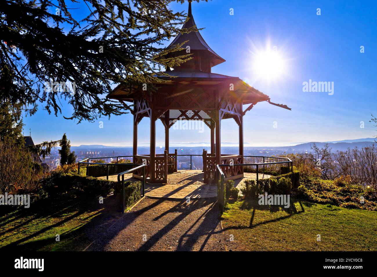 Pavillon im Schlossberg Park mit spektakulärem Blick auf Graz Stockfoto