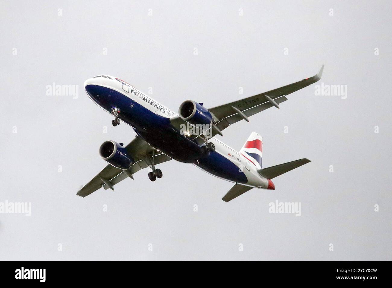 09.08.2024, Hannover, Niedersachsen, Deutschland - Airbus A320 der British Airways. A320, Airbus, Airline, Aussen, Aussenaufnahme, britisch, British Airways, Deutsch, Deutschland, englisch, Europa, europaeisch, Fernreise, Fliegen, Flieger, Flug, Flugbetrieb, Fluggesellschaft, Fluglinie, Flugreise, Flugtechnik, Flugverkehr, Flugzeug, G-TTNS, Hannover, in der Luft, Jet, Landeanflug, Luftfahrt, Luftfahrtgesellschaft, Luftfahrtunternehmen, Luftverkehr, Niedersachsen, Passagierflugzeug, Passagiermaschine, QF, Querformat, Reise, Sinkflug, Tourismus, Transport, Verkehr, Verkehrsflugzeug, Verkehrsmaschine, ve Stockfoto