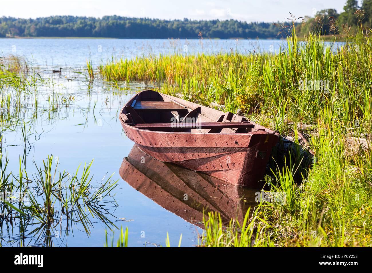 Alte Fischerdorf Holz- Boot am See im sonnigen Sommertag Stockfoto