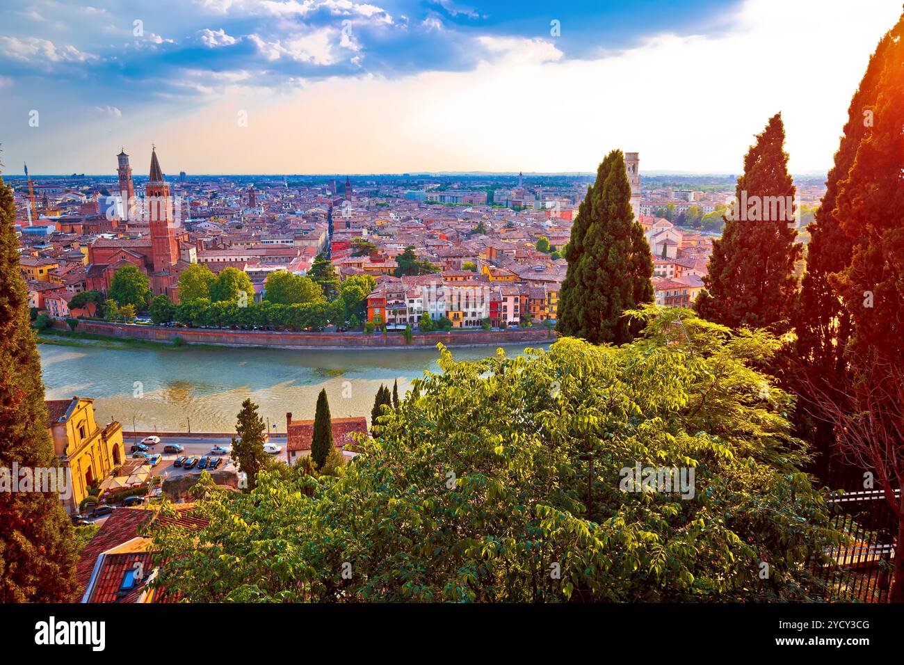 Besutiful Verona Skyline am roten Sonnenuntergang anzeigen Stockfoto