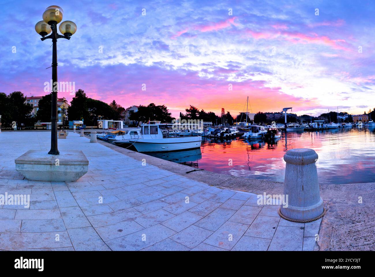 Stadt Porec Morgensonnenaufgang Panoramablick vom Pier Stockfoto