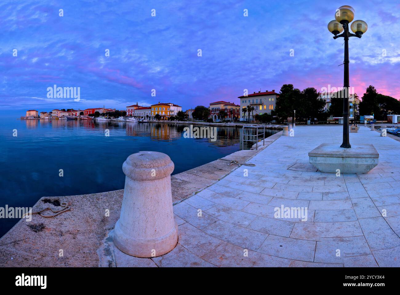 Stadt Porec Morgensonnenaufgang Panoramablick vom Pier Stockfoto