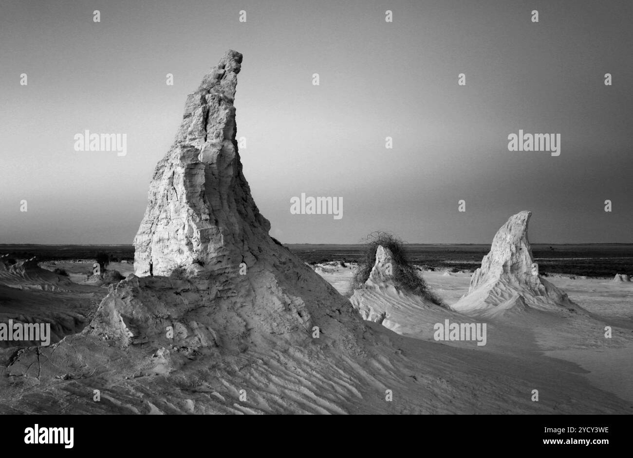 Die Wüstenerosion formt drei Hörner in die Landschaft Stockfoto