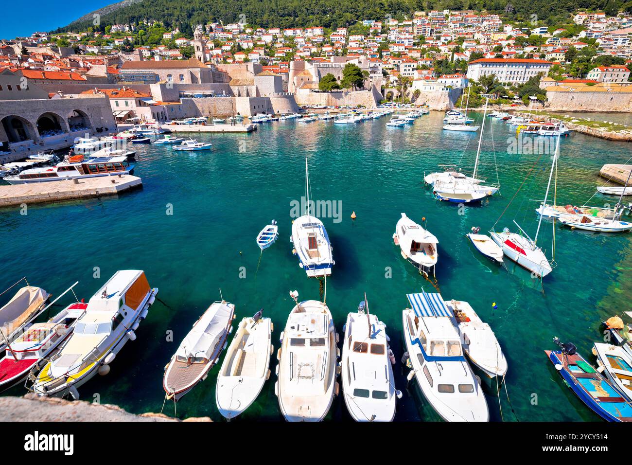 Dubrovnik Hafen und Stadtmauer anzeigen Stockfoto