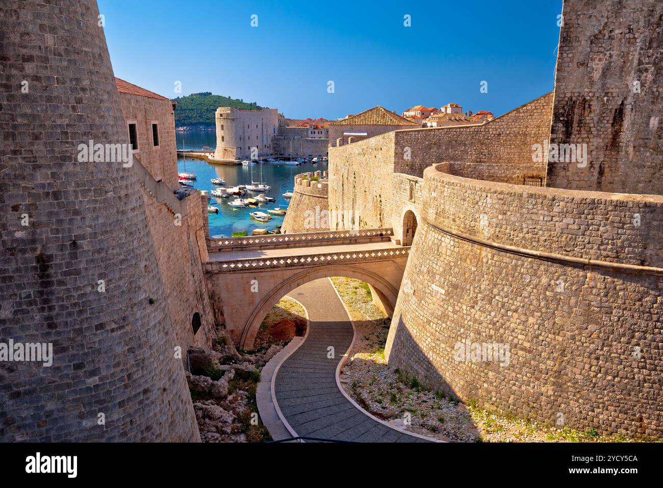Dubrovnik Stadtmauern und Blick auf den Hafen Stockfoto