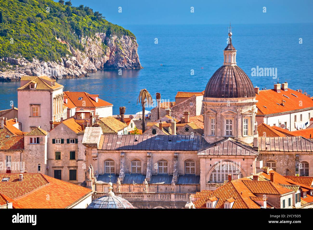 Historische Wahrzeichen des alten Dubrovnik und Blick auf die Insel Lokrum Stockfoto