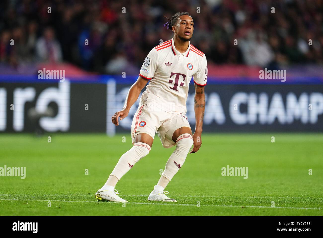 Michael Olise von Bayern München spielte während des UEFA Champions League-Spiels zwischen FC Barcelona und Bayern München am 23. Oktober 2024 im Lluis Companys Stadium in Barcelona, Spanien. (Foto: Bagu Blanco / PRESSINPHOTO) Stockfoto