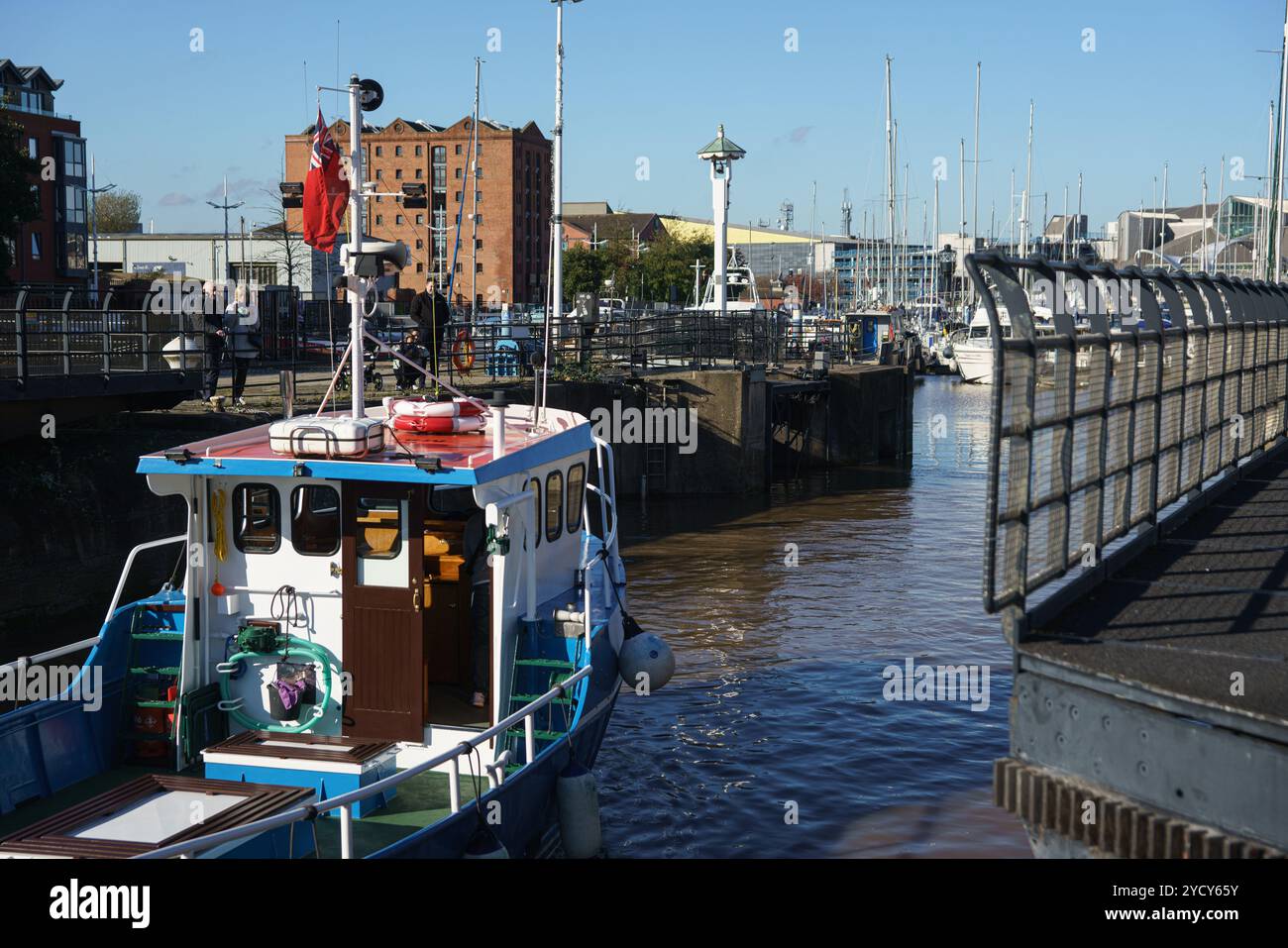 Donnerstag, 24. Oktober 2024 Hull Marina, Hull, E. Yorkshire. Das Vergnügungsschiff „My Mate“ sah, wie es nach einer möglichen Rettungsmission in New Holland (Lincs) in Hull Marina zurückkehrte. Das Schiff wurde auf der Humber gesichtet und sein Fortschritt folgt durch die Schleuse und in die Marina. Bridget Catterall / AlamyLiveNews Stockfoto