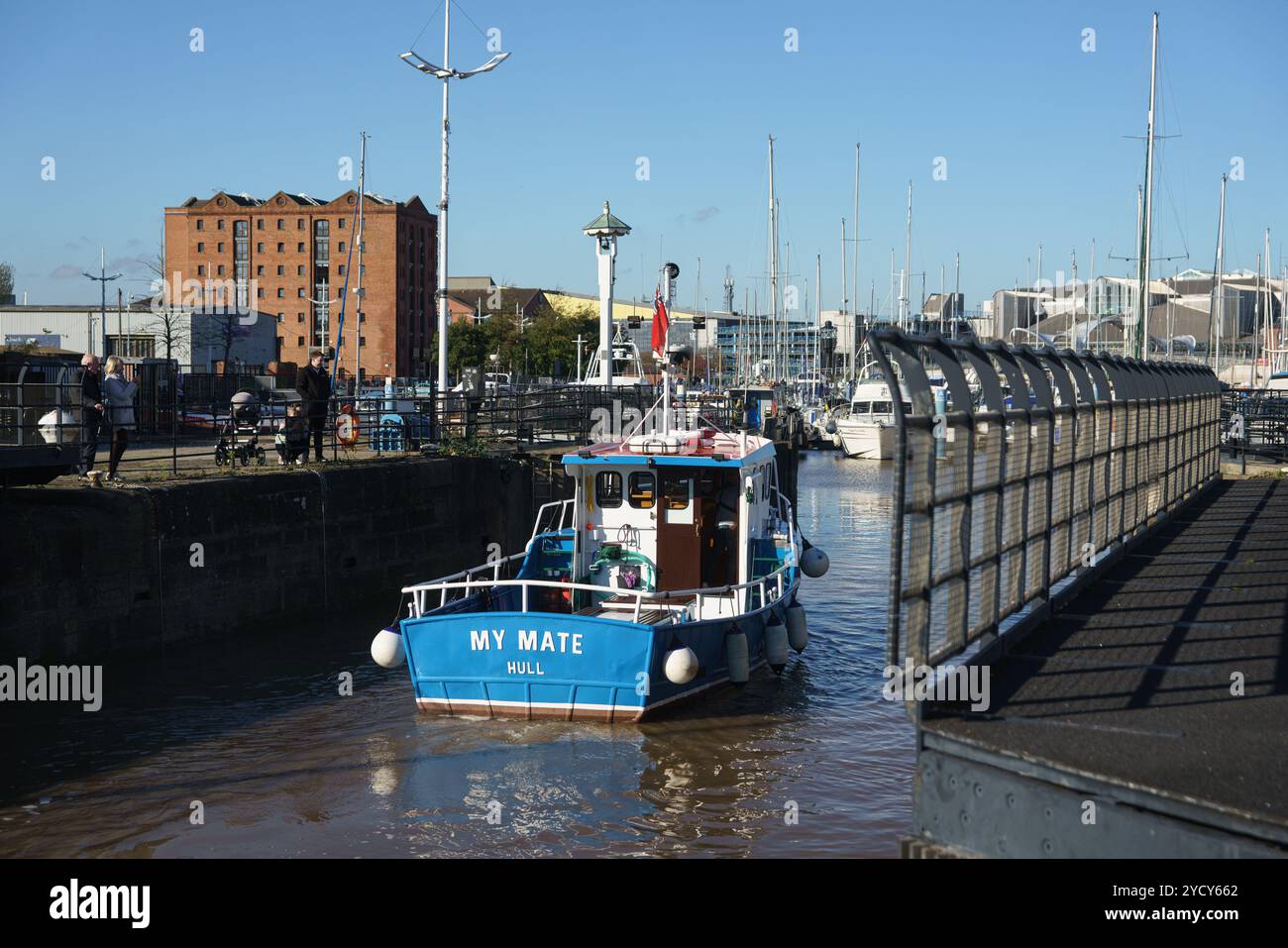 Donnerstag, 24. Oktober 2024 Hull Marina, Hull, E. Yorkshire. Das Vergnügungsschiff „My Mate“ sah, wie es nach einer möglichen Rettungsmission in New Holland (Lincs) in Hull Marina zurückkehrte. Das Schiff wurde auf der Humber gesichtet und sein Fortschritt folgt durch die Schleuse und in die Marina. Bridget Catterall / AlamyLiveNews Stockfoto