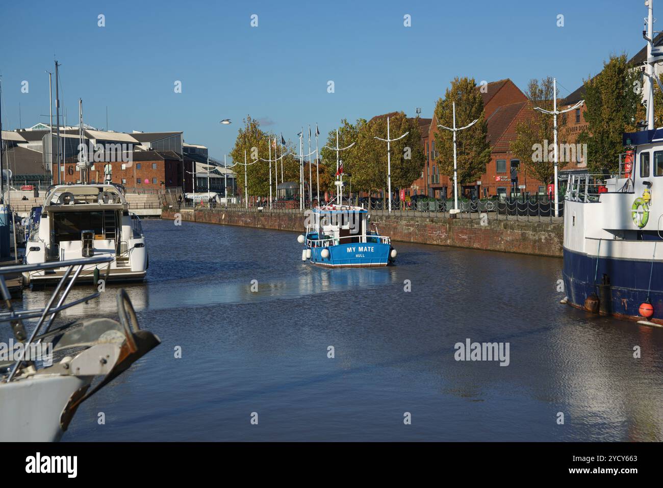 Donnerstag, 24. Oktober 2024 Hull Marina, Hull, E. Yorkshire. Das Vergnügungsschiff „My Mate“ sah, wie es nach einer möglichen Rettungsmission in New Holland (Lincs) in Hull Marina zurückkehrte. Das Schiff wurde auf der Humber gesichtet und sein Fortschritt folgt durch die Schleuse und in die Marina. Bridget Catterall / AlamyLiveNews Stockfoto