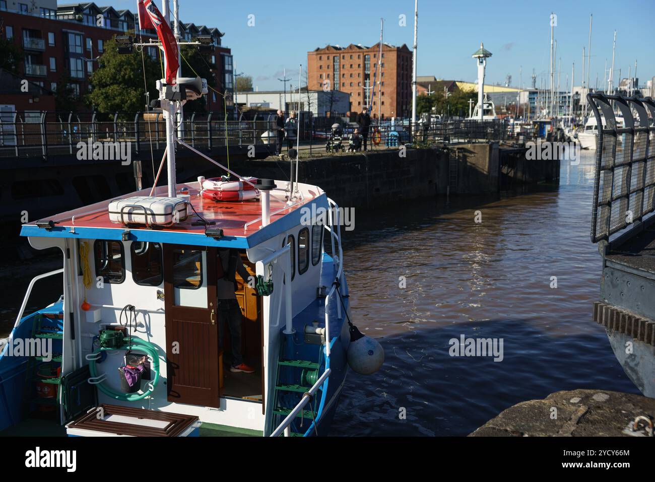 Donnerstag, 24. Oktober 2024 Hull Marina, Hull, E. Yorkshire. Das Vergnügungsschiff „My Mate“ sah, wie es nach einer möglichen Rettungsmission in New Holland (Lincs) in Hull Marina zurückkehrte. Das Schiff wurde auf der Humber gesichtet und sein Fortschritt folgt durch die Schleuse und in die Marina. Bridget Catterall / AlamyLiveNews Stockfoto