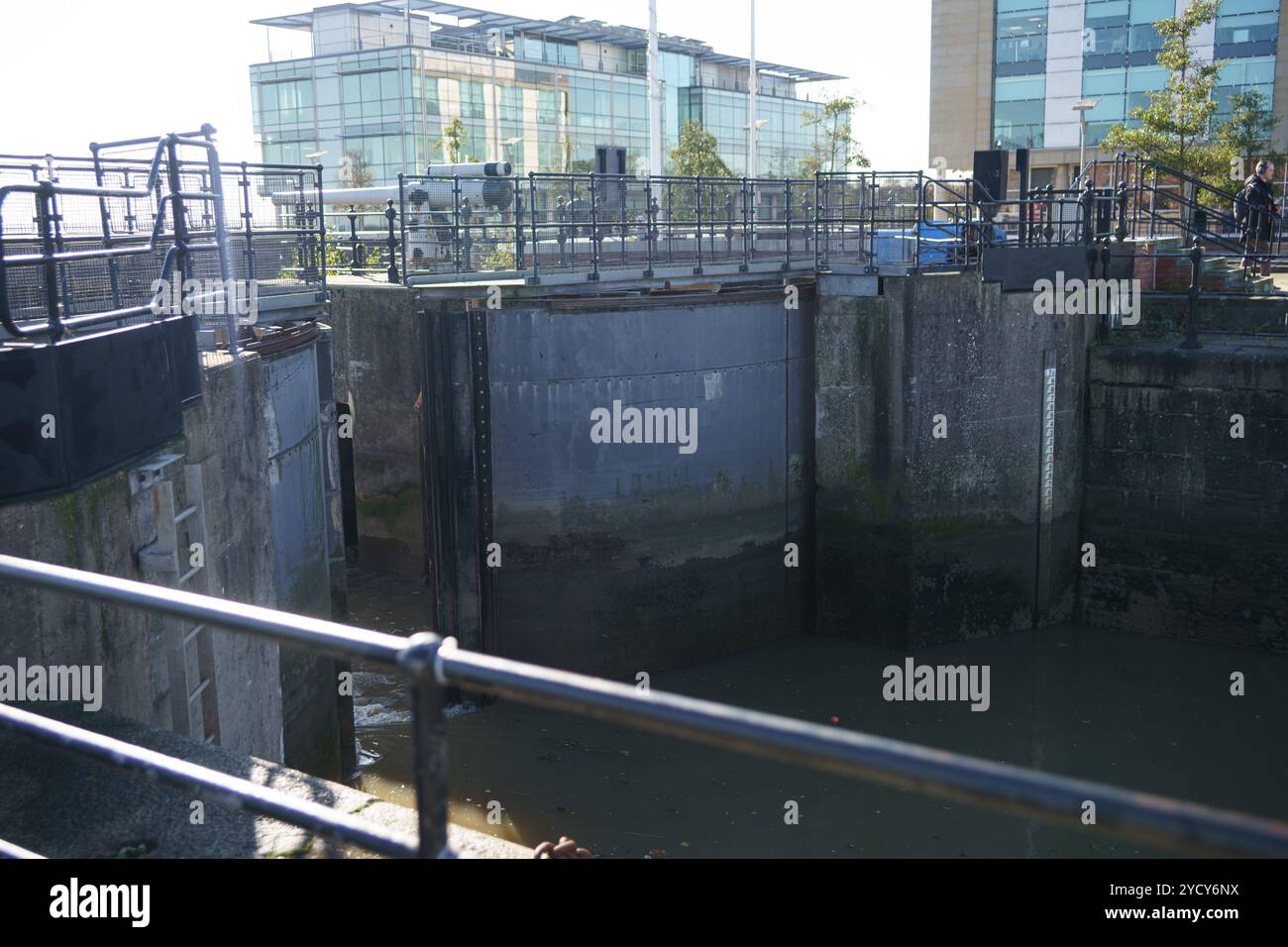 Donnerstag, 24. Oktober 2024 Hull Marina, Hull, E. Yorkshire. Schleusentore und Infrastruktur am Wasser neben modernen Gebäuden Schleusentore öffnen sich am Hull Marina. Das Vergnügungsschiff „My Mate“ sah, wie es nach einer möglichen Rettungsmission in New Holland (Lincs) in Hull Marina zurückkehrte. Das Schiff wurde auf der Humber gesichtet und sein Fortschritt folgt durch die Schleuse und in die Marina. Bridget Catterall / AlamyLiveNews Stockfoto