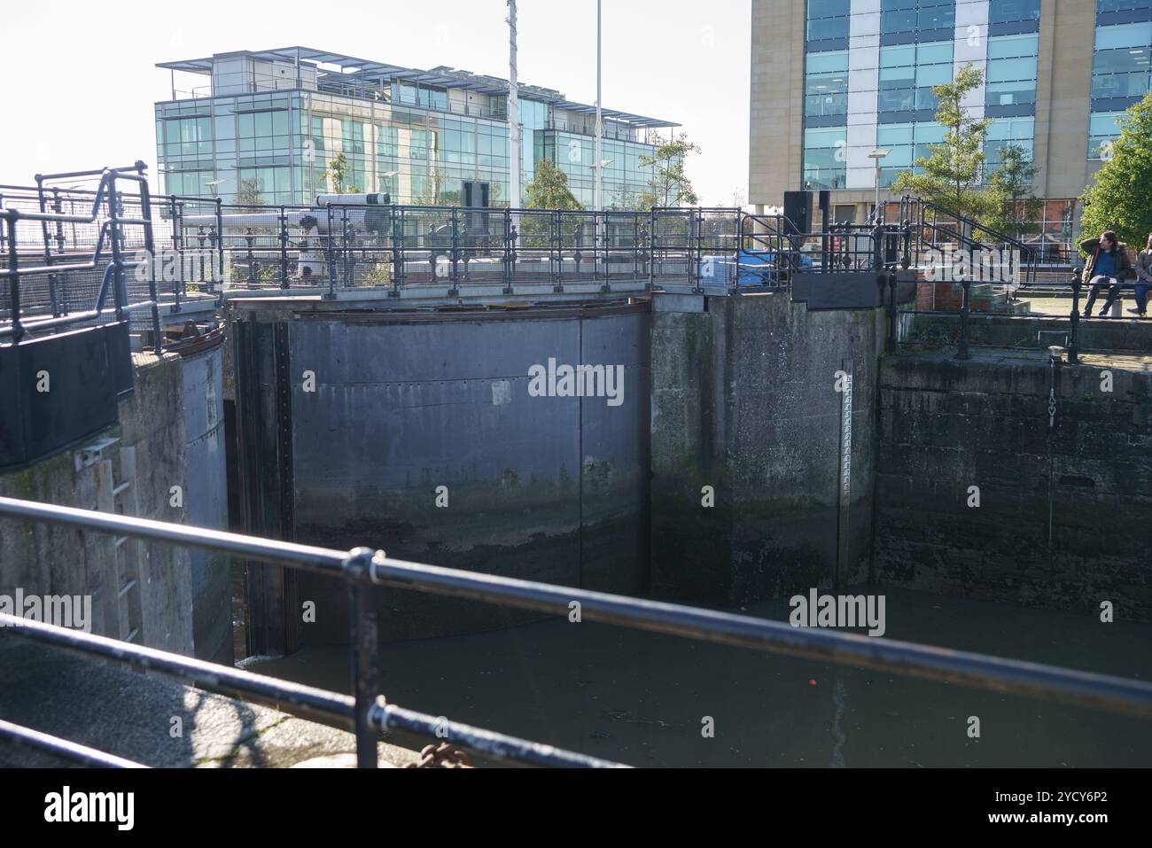 Donnerstag, 24. Oktober 2024 Hull Marina, Hull, E. Yorkshire. Das Vergnügungsschiff „My Mate“ sah, wie es nach einer möglichen Rettungsmission in New Holland (Lincs) in Hull Marina zurückkehrte. Das Schiff wurde auf der Humber gesichtet und sein Fortschritt folgt durch die Schleuse und in die Marina. Bridget Catterall / AlamyLiveNews Stockfoto