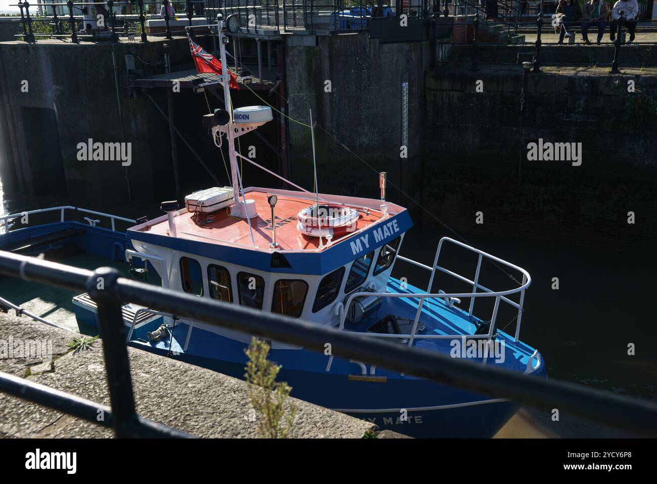 Donnerstag, 24. Oktober 2024 Hull Marina, Hull, E. Yorkshire. Das Vergnügungsschiff „My Mate“ sah, wie es nach einer möglichen Rettungsmission in New Holland (Lincs) in Hull Marina zurückkehrte. Das Schiff wurde auf der Humber gesichtet und sein Fortschritt folgt durch die Schleuse und in die Marina. Bridget Catterall / AlamyLiveNews Stockfoto