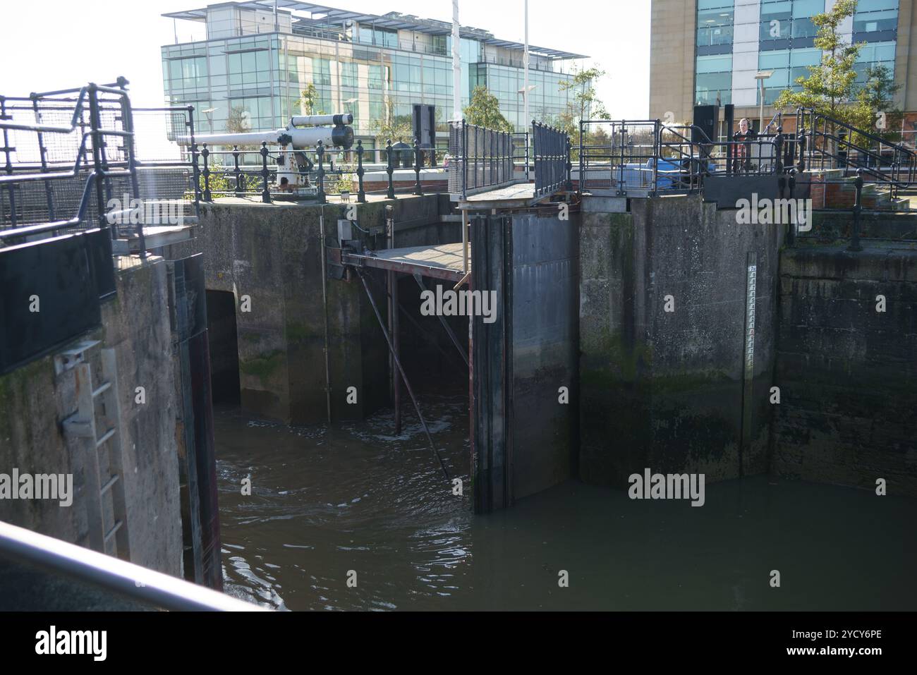 Donnerstag, 24. Oktober 2024 Hull Marina, Hull, E. Yorkshire. Das Vergnügungsschiff „My Mate“ sah, wie es nach einer möglichen Rettungsmission in New Holland (Lincs) in Hull Marina zurückkehrte. Das Schiff wurde auf der Humber gesichtet und sein Fortschritt folgt durch die Schleuse und in die Marina. Bridget Catterall / AlamyLiveNews Stockfoto