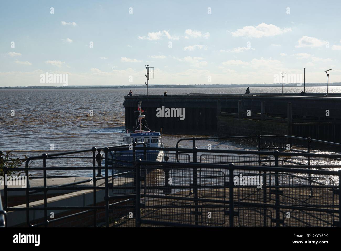 Donnerstag, 24. Oktober 2024 Hull Marina, Hull, E. Yorkshire. Das Vergnügungsschiff „My Mate“ sah, wie es nach einer möglichen Rettungsmission in New Holland (Lincs) in Hull Marina zurückkehrte. Das Schiff wurde auf der Humber gesichtet und sein Fortschritt folgt durch die Schleuse und in die Marina. Bridget Catterall / AlamyLiveNews Stockfoto